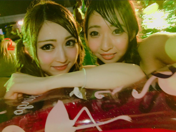 ▲日本夜間泳池成女生拍照打卡聖地。（圖／翻攝自推特）