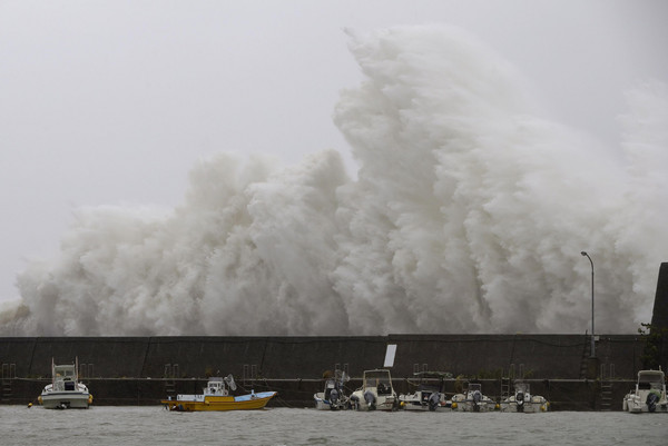 ▲▼諾盧颱風掀起日本岸邊超高巨浪。（圖／路透社）