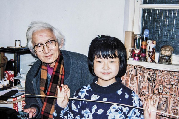 謝海盟（右）自幼和外公、知名作家朱西甯（左）相處融洽，聽中國鄉村故事與文化。他也深受外公影響，愛上京劇，成為戀舊的人。（謝海盟提供）