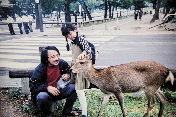 謝海盟（右）童年時男女打扮兼有，小學2年級時和父親唐諾（左）同遊日本奈良，看起來還是一對慈愛的父女。（謝海盟提供）