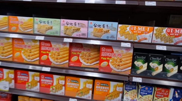 ▲大華超市販賣許多亞洲食品，米粉、義美餅乾、蛋捲都有得買。（圖／翻攝自Elaine Hau YouTube）