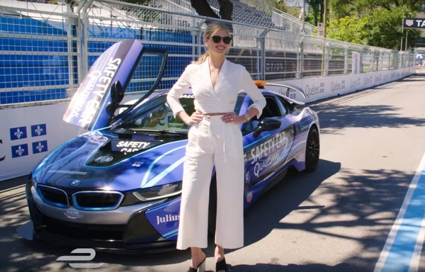 D奶名模Kate Upton的「第一次」就獻給BMW i8　連連嬌呼：YES！（圖／翻攝自BMW）
