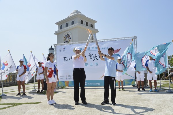 ▲台北市鄧家基副市長於臺灣極東三貂角燈塔將聖火點燃給新北市侯友宜副市長。（圖／世大運籌委會提供）