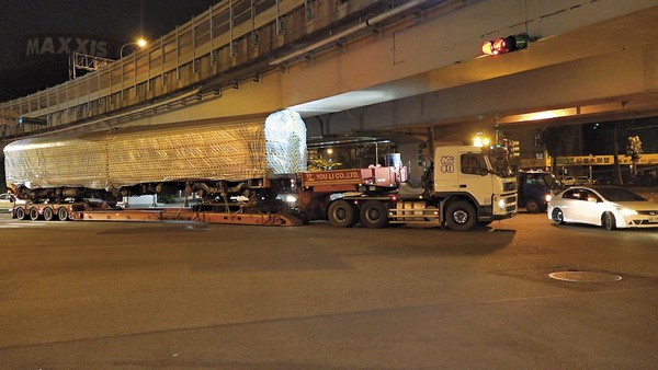 上週二晚間10點，車廂吊掛至拖車上後，趁著深夜台北市區車輛較少時運送至桃園，運送過程一度卡在高架橋下。