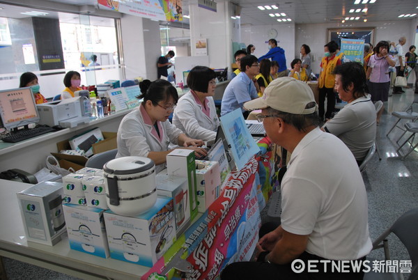 ▲台南市郭綜合醫院慶祝父親節，舉辦「健康爸爸」活動，現場提供免費四大癌症篩檢，並與健保署南區業務組合辦為民眾辦康存摺，關心民眾的健康。（圖／醫院提供）