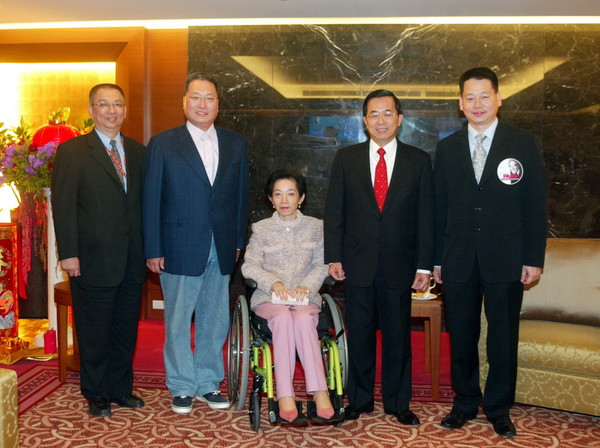 ▲2006年，時任總統的陳水扁夫婦成為台北小巨蛋總統包廂的第一位總統使用者。（圖／東森巨蛋提供）