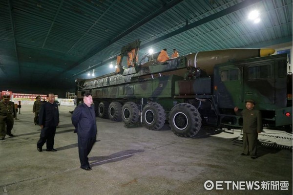 ▲▼北韓領導人金正恩7月5日在平壤視察洲際飛彈火星-14型（Hwasong-14）。（圖／路透社）
