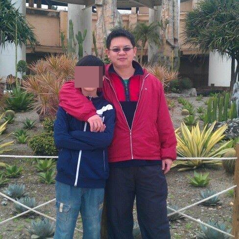 殉職的國道警察陳啟瑞及兒子。（圖／翻攝臉書）