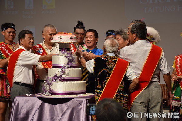 台東市模範父親表揚活動，張國洲市長頒獎給58位模範父親並合影留念。（圖／台東市公所提供）