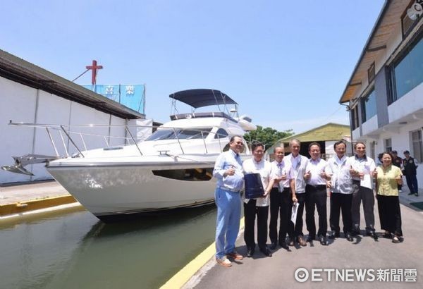 ▲鄭文燦參訪巨星造船，宣稱將竹圍漁港升級為遊艇專用港。（圖／桃園市政府提供）