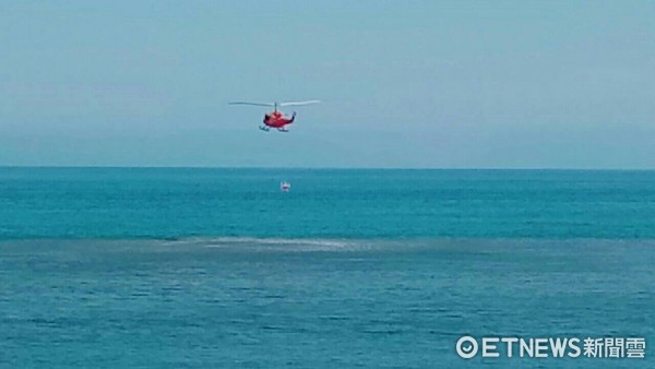 投海輕生女子被直升機以吊掛方式救起，立即由救護人員送往台東基督教醫院急救。（圖／第一三岸巡總隊提供）