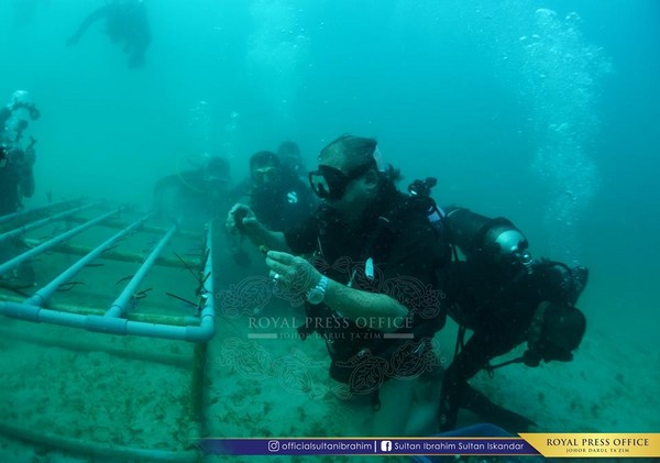 ▲▼馬來西亞柔佛州蘇丹參與珊瑚礁修復工程。（圖／翻攝自Sultan Ibrahim Sultan Iskandar粉絲專頁）