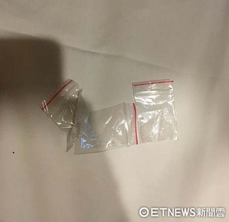 ▲▼警方查獲蕭男與李女所持有的安非他命和吸食器具。（圖／中壢警分局提供）