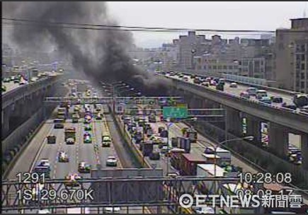 ▲小貨車疑自燃起火，國一北上封閉車道大塞車。（圖／記者陳豐德翻攝）