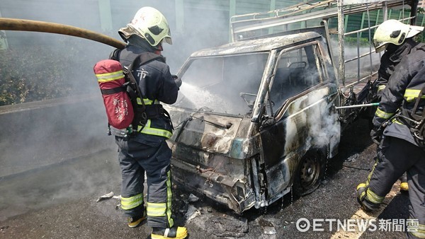 ▲小貨車行進間起火全面燃燒，警消人員到場灌救。（圖／記者陳豐德翻攝）
