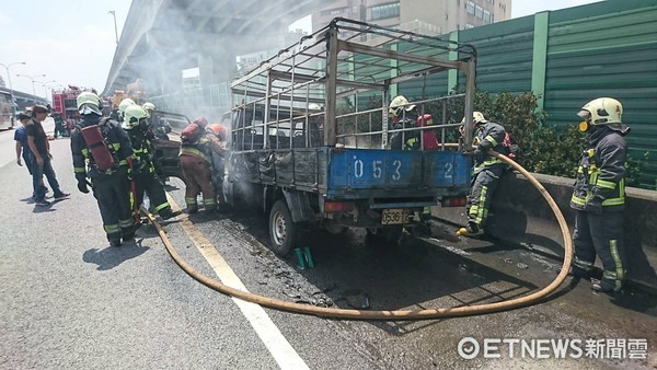 ▲小貨車行進間起火全面燃燒，警消人員到場灌救。（圖／記者陳豐德翻攝）