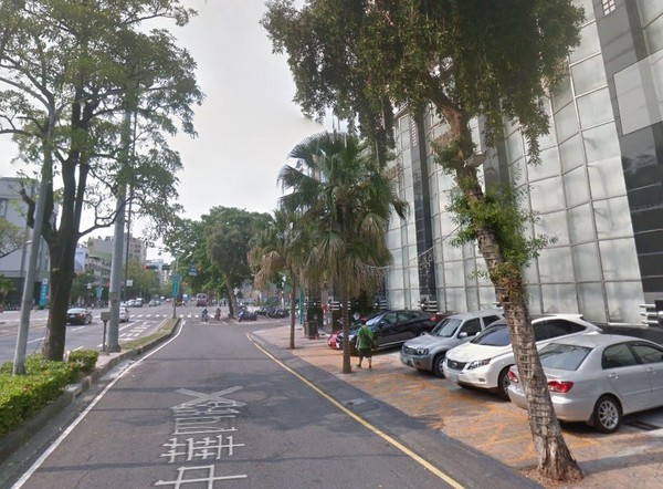 酒店門外當街上演追砍事件。（圖／翻攝自Google map）