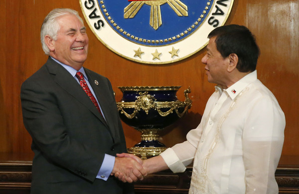 ▲美國國務卿提勒森(左)7日出席東盟會議，跟菲律賓總統杜特蒂握手言歡。(圖／達志影像／美聯社）