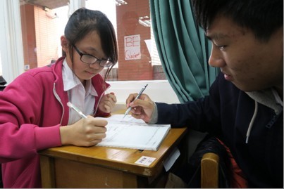 ▲成德高中郭芝融是同學們的數學家教，熱心幫同學解惑。