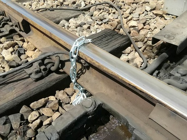 ▲台鐵鐵軌被發現遭鐵鍊綁住。（圖／翻攝自台灣便當管理局-附屬鐵路部FB粉絲專頁）
