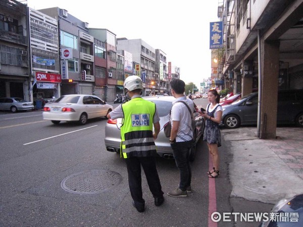 保時捷橋上拋錨，員警經過幫忙推車。（圖／記者吳欣晏翻攝）