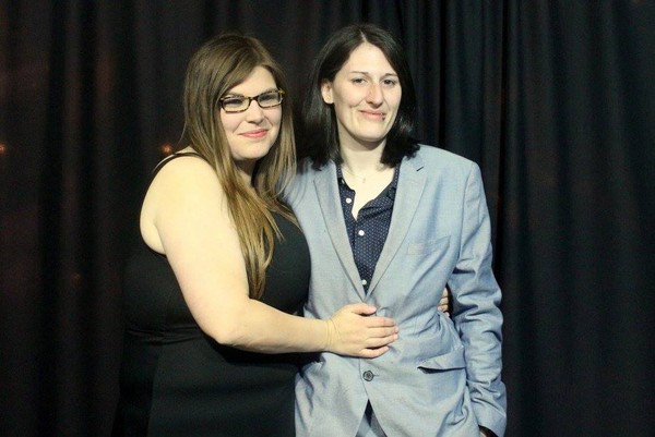 ▲布魯斯(圖右)持槍殺害妻子朵門(圖左)。(圖/翻攝自Laura Bluestein臉書)