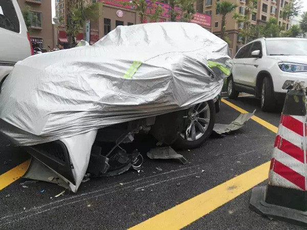 ▲男童賭氣連撞7輛車。（圖／翻攝自春城晚報）