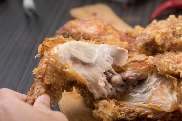 「黃金春雞」的雞腿肉最juicy，一扒開肉汁四竄。