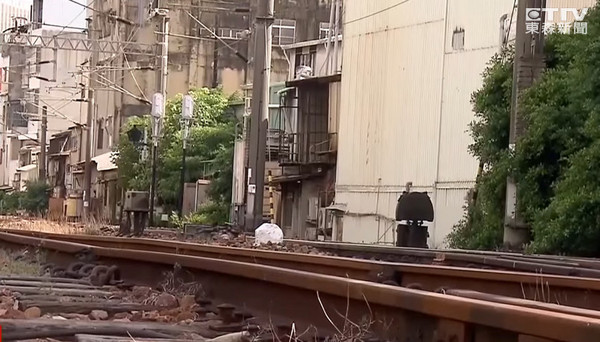 ▲▼怪客拿通便器跑！鐵鍊繞2圈「鎖鐵軌」站長：火車輾了就扁。（圖／東森新聞）