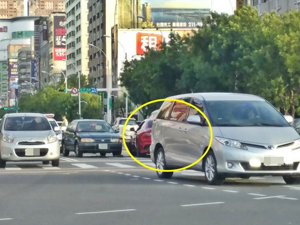 ▲▼高雄「瑪莎拉蒂」對決豐田…落漆撞掉下巴！網笑噴等後續。（圖／翻攝「台灣新聞記者聯盟資訊平台」）