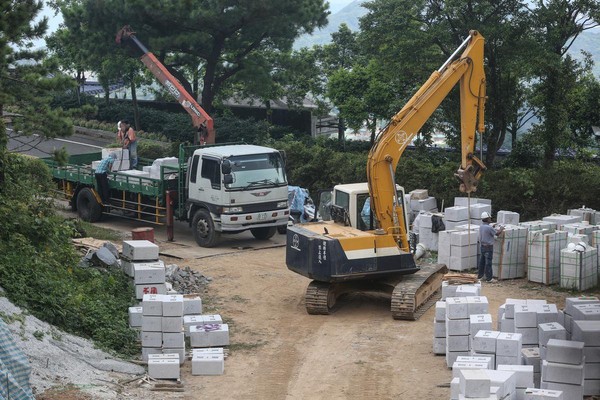 趙藤雄的壽墳占地約200坪，大量採用自大陸進口的石材，目前正進行到擋土牆工程。（建議用有兩台吊車的那張圖）