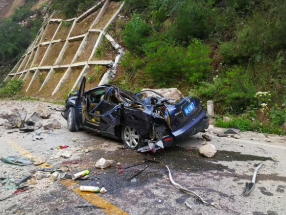 九寨溝7.0強震／父親眼看快被巨石砸中，將小孩推出車外，子幾則播活活砸死。（圖／翻攝自四川電視台）