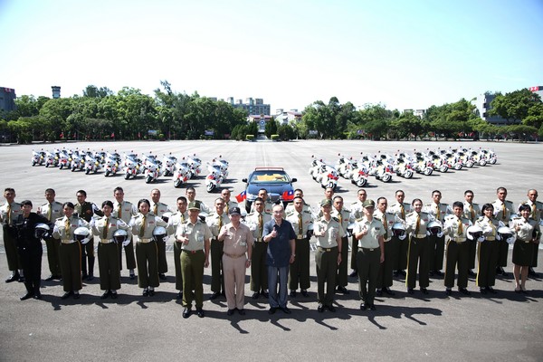 ▲▼國防部長馮世寬日前視導憲兵機車排。（圖／軍聞社提供）