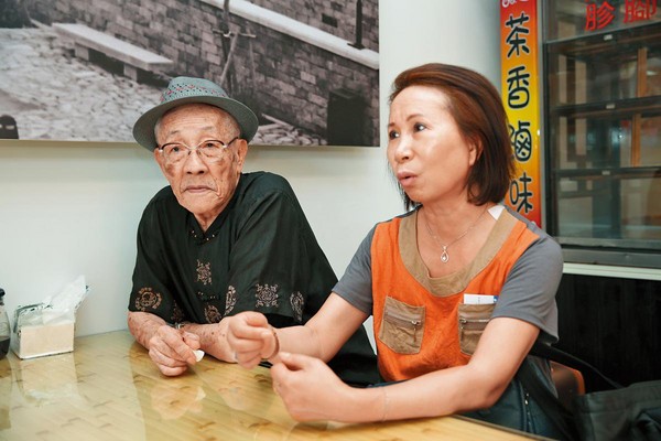 陳錫煌高齡86歲還仿若赤子，身邊有位小他20多歲的女朋友，堪稱風流倜儻。