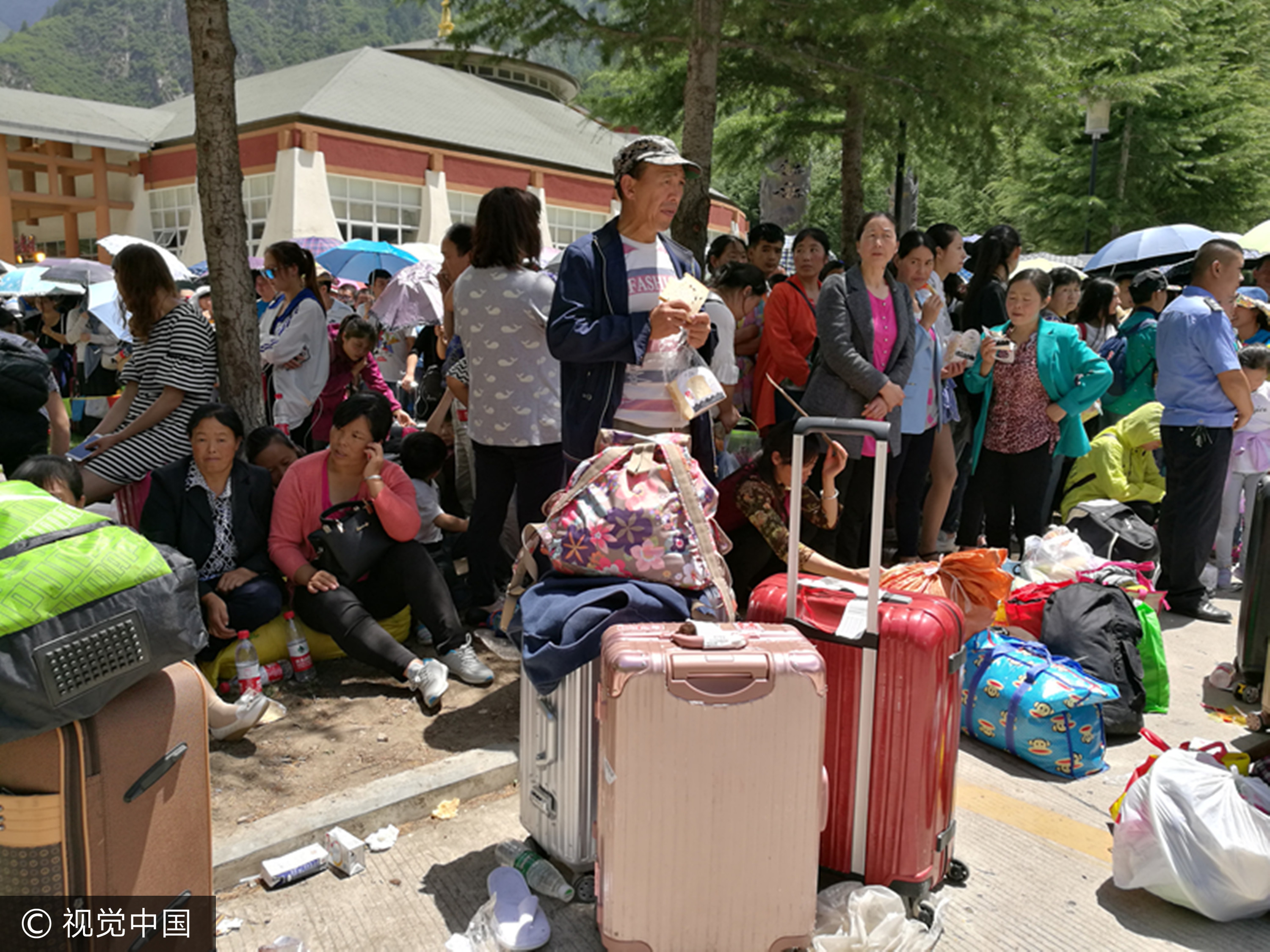 ▲四川九寨溝地震遊客等待轉移疏散。（圖／CFP）