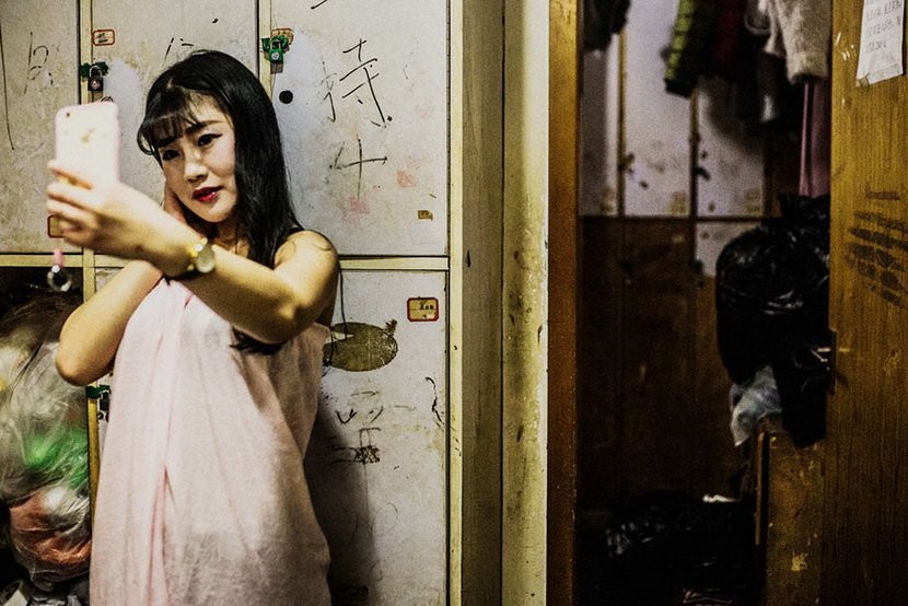 烏克蘭舞者「下海」工作，拍攝中國酒店背後的淚水與心酸（圖／翻攝自cargocollective）