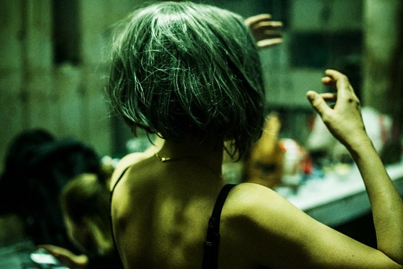 烏克蘭舞者「下海」工作，拍攝中國酒店背後的淚水與心酸（圖／翻攝自cargocollective）