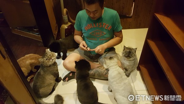 ▲▼爸爸：「父親節沒溫暖」　一拿出零食瞬間身邊兒孫滿堂。（圖／網友Nana Lin提供）