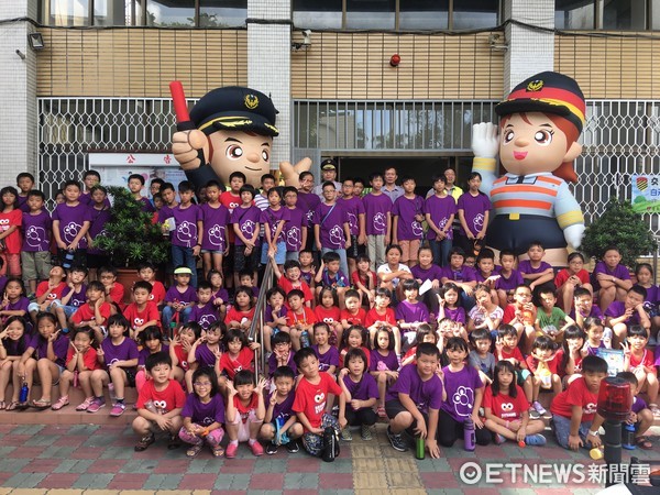 ▲台南市芝麻街教育機構師生計130人，至台南市警二分局進行校外參訪教學。（圖／警方提供）