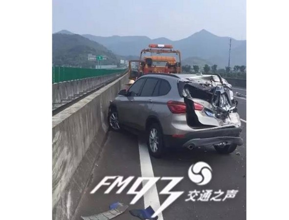 ▲▼浙江一名女駕駛向閨密借了輛新買的BMW，價使在高速高路上遭追撞。（圖／翻攝自陸媒《FM93交通之聲》）