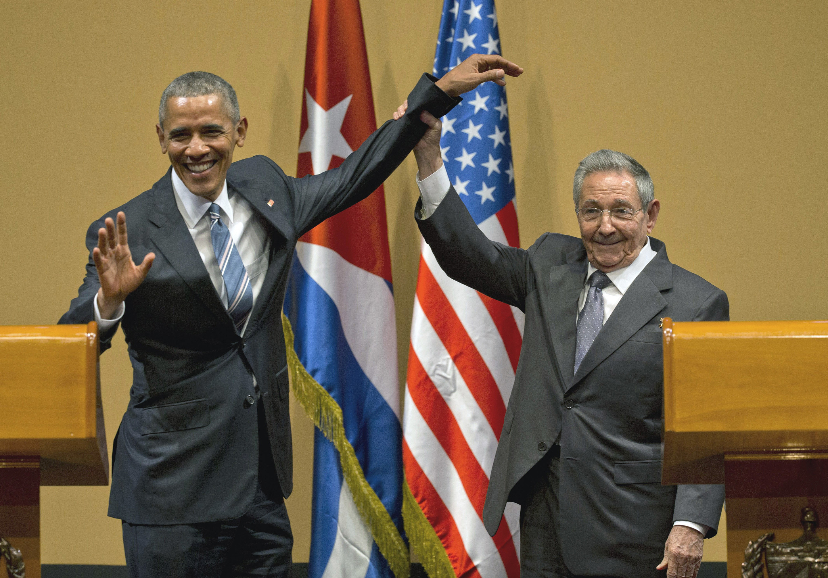 ▲▼美國時任總統歐巴馬和古巴總統卡斯楚(Raul Castro)進行歷史性的握手，但動作卻有些尷尬。（圖／達志影像／美聯社）