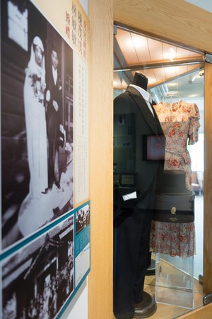 照片中醫生新郎的結婚禮服，保留在展覽室之中，當年的布料及作工相當精細。