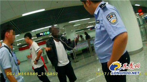 ▲▼西非奈及利亞留學生在江蘇省南京市乘坐地鐵，看到男子自拍，上前怒罵。（圖／翻攝自《龍虎網》）