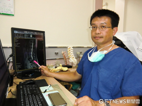 ▲院長楊椒喬指出患者爆裂型突出的椎間盤位置。（圖／活力得中山脊椎外科醫院提供）