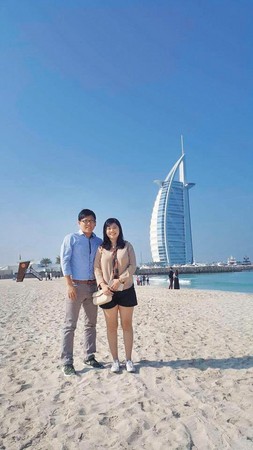 艾蜜莉和老公前往杜拜旅遊。有網友在臉書留言，表示也要好好學投資，像艾蜜莉一樣享受人生。（艾蜜莉提供）