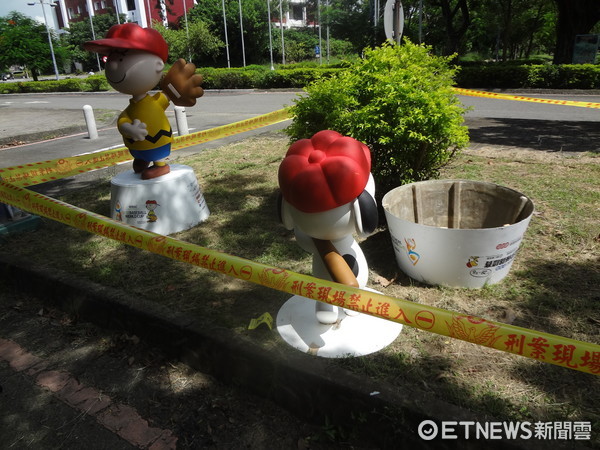  ▲「查理布朗」、「史努比」2座漫畫公仔，被人棄置在體育路旁草圃。（圖／記者林悅翻攝）