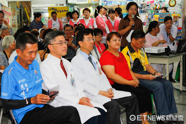 台東醫院於日前舉辦「失智共同照護中心」啟航記者會，與會單位在會中共同簽署失智公約。（圖／台東醫院提供）
