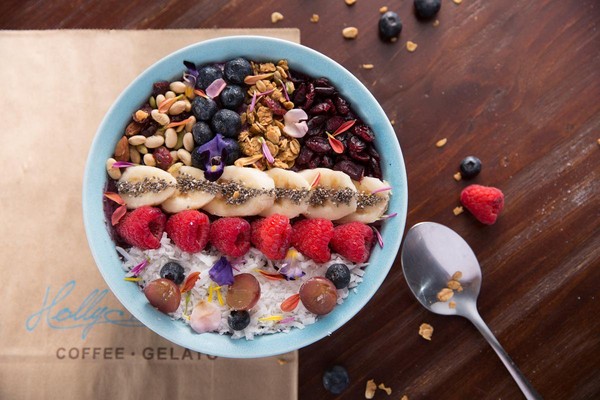 「Acai Bowl」的基底是用草莓、藍莓、香蕉和巴西莓打成，上頭會擺上椰子絲、穀物、覆盆莓等料，口味酸甜不膩。（380元／份）