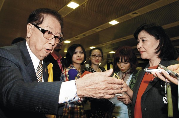 2012年財政部長劉憶如（右）推出新版證所稅方案，阿土伯（左）大聲反對。（聯合知識庫）