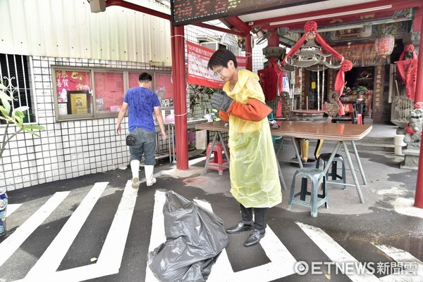 ▲▼嘉義浪犬爬屋頂遭電線纏手　情急想咬斷...卻遭活活電死（圖／嘉義市動物守護協會授權提供）